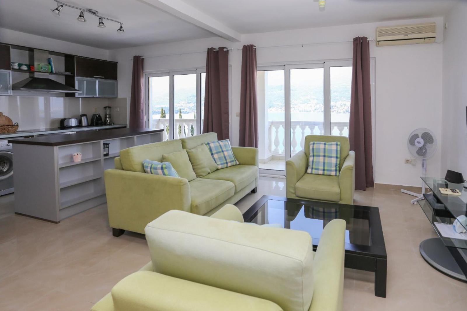 Mountain Bay Views Apartments Njivice Exterior photo